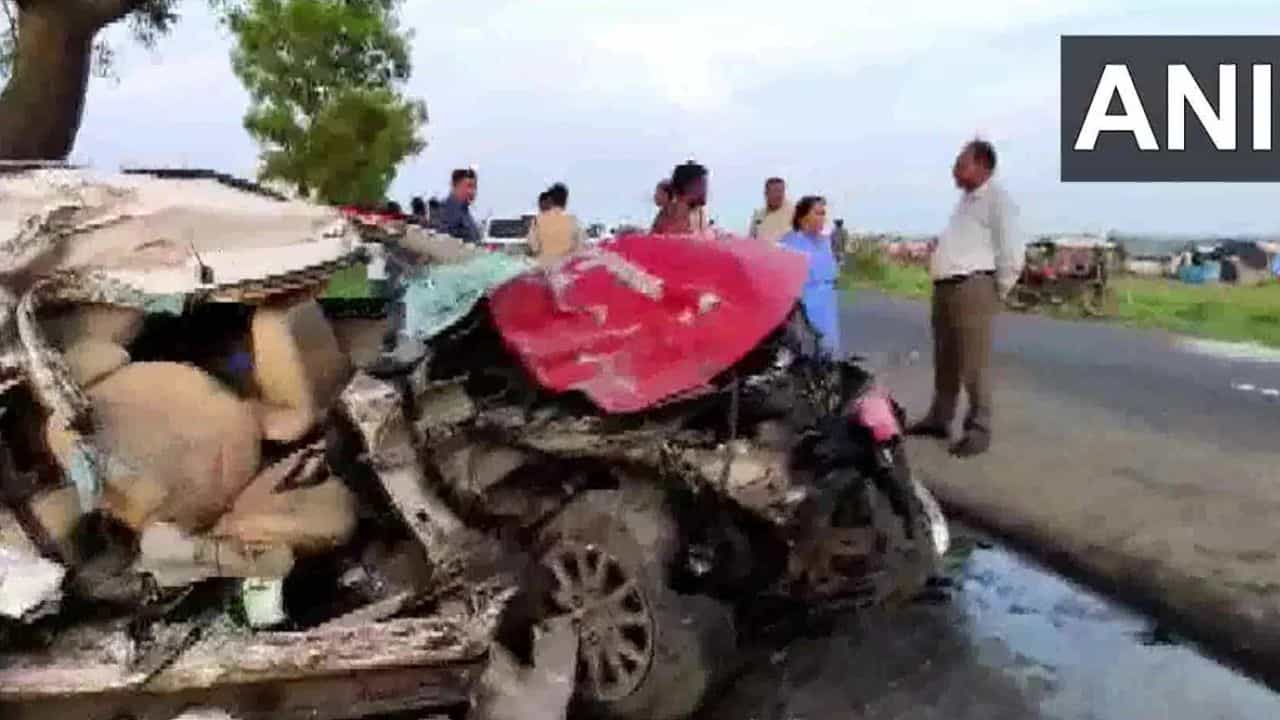 Madhya Pradesh: ಕಾರು - ಟ್ರಕ್ ಡಿಕ್ಕಿ, 6 ಮಂದಿ ಸಾವು, ಒಬ್ಬರಿಗೆ ಗಾಯ Madhya Pradesh: ಕಾರು - ಟ್ರಕ್ ಡಿಕ್ಕಿ, 6 ಮಂದಿ ಸಾವು, ಒಬ್ಬರಿಗೆ ಗಾಯ