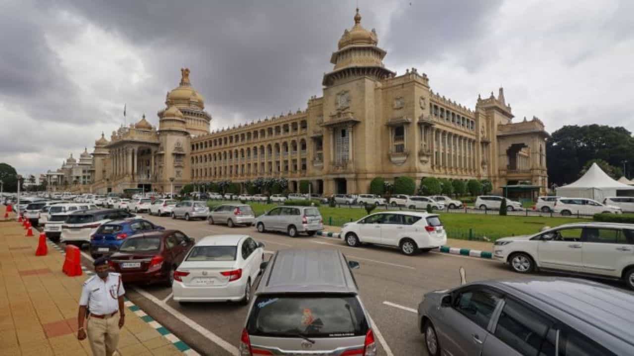Bengaluru: ವಿಧಾನಸೌಧದಲ್ಲಿ ಶಾಸಕರ ವಾಹನ ನಿಲ್ಲಿಸಲು ಸರಿಯಾದ ಪಾರ್ಕಿಂಗ್ ವ್ಯವಸ್ಥೆ ಇಲ್ಲ, ಮಧ್ಯವರ್ತಿಗಳು ಹೆಚ್ಚಾಗಿದ್ದಾರೆ ಎಂದು ಒಪ್ಪಿಕೊಂಡ ಸಚಿವ ಎಚ್ಕೆ ಪಾಟೀಲ್ Bengaluru: ವಿಧಾನಸೌಧದಲ್ಲಿ ಶಾಸಕರ ವಾಹನ ನಿಲ್ಲಿಸಲು ಸರಿಯಾದ ಪಾರ್ಕಿಂಗ್ ವ್ಯವಸ್ಥೆ ಇಲ್ಲ, ಮಧ್ಯವರ್ತಿಗಳು ಹೆಚ್ಚಾಗಿದ್ದಾರೆ ಎಂದು ಒಪ್ಪಿಕೊಂಡ ಸಚಿವ ಎಚ್ಕೆ ಪಾಟೀಲ್