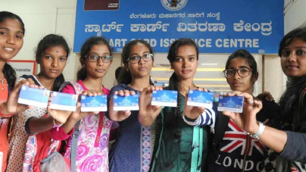 Bengaluru: ವಿದ್ಯಾರ್ಥಿಗಳಿಗೆ ಬಸ್ ಪಾಸ್ ವಿತರಿಸಲು ಆರಂಭಿಸಿದ ಬಿಎಂಟಿಸಿ; ಇಲ್ಲಿದೆ ವೆಬ್ಸೈಟ್ ಲಿಂಕ್ Bengaluru: ವಿದ್ಯಾರ್ಥಿಗಳಿಗೆ ಬಸ್ ಪಾಸ್ ವಿತರಿಸಲು ಆರಂಭಿಸಿದ ಬಿಎಂಟಿಸಿ; ಇಲ್ಲಿದೆ ವೆಬ್ಸೈಟ್ ಲಿಂಕ್