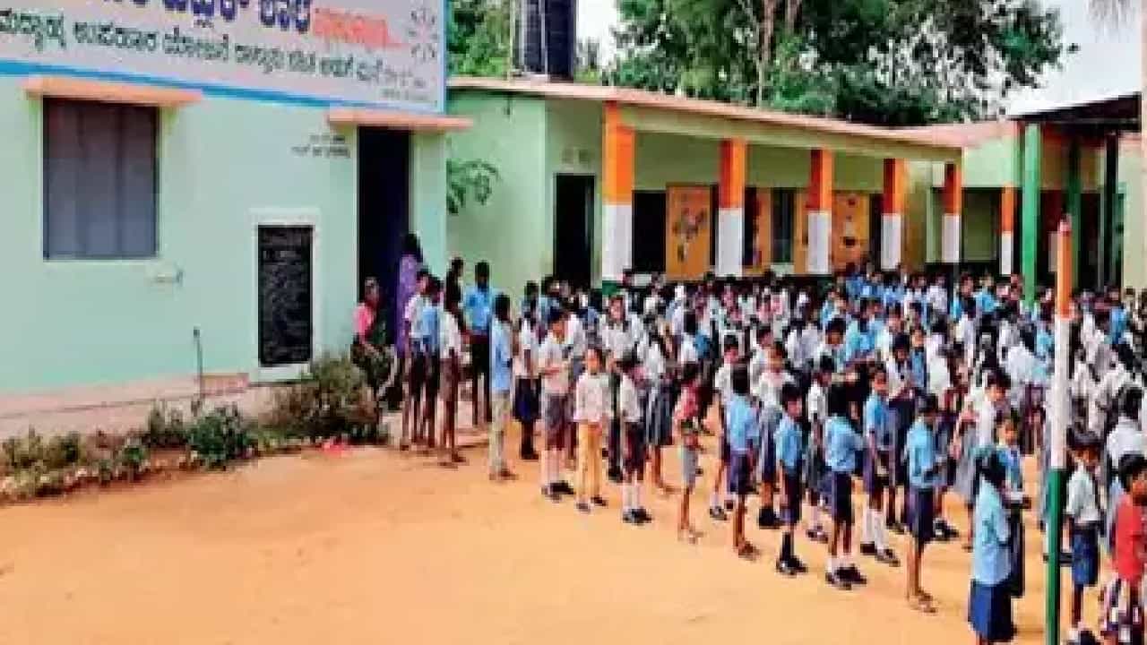Chikkaballapur News: ವಿದ್ಯಾರ್ಥಿಗಳಿಗಾಗಿ ಪ್ರತಿ ತಿಂಗಳು 12,000 ರೂ. ಖರ್ಚು ಮಾಡುವ ಶಿಕ್ಷಕ Chikkaballapur News: ವಿದ್ಯಾರ್ಥಿಗಳಿಗಾಗಿ ಪ್ರತಿ ತಿಂಗಳು 12,000 ರೂ. ಖರ್ಚು ಮಾಡುವ ಶಿಕ್ಷಕ