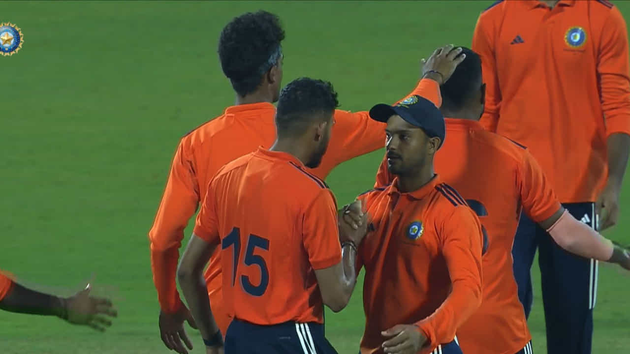 Deodhar Trophy 2023: ದೇವಧರ್ ಟ್ರೋಫಿಯಲ್ಲಿ ಹ್ಯಾಟ್ರಿಕ್ ಗೆಲುವು ದಾಖಲಿಸಿದ ಮಯಾಂಕ್ ಪಡೆ..!