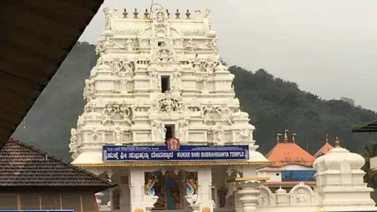 ಧಾರ್ಮಿಕ ದತ್ತಿ ಇಲಾಖೆ ವ್ಯಾಪ್ತಿಯ ದೇವಸ್ಥಾನಗಳಲ್ಲಿ ಇನ್ಮುಂದೆ ಮೊಬೈಲ್ ಬಳಸುವಂತಿಲ್ಲ: ಸರ್ಕಾರ ಆದೇಶ ಧಾರ್ಮಿಕ ದತ್ತಿ ಇಲಾಖೆ ವ್ಯಾಪ್ತಿಯ ದೇವಸ್ಥಾನಗಳಲ್ಲಿ ಇನ್ಮುಂದೆ ಮೊಬೈಲ್ ಬಳಸುವಂತಿಲ್ಲ: ಸರ್ಕಾರ ಆದೇಶ