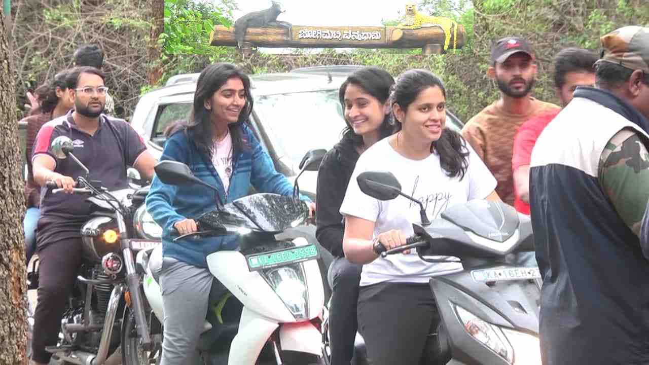 ಕೋಟೆನಾಡು ಚಿತ್ರದುರ್ಗ ಜಿಲ್ಲೆಯಲ್ಲಿ ಮುಂಗಾರು ಮಳೆ ಬಹುತೇಕ ಕೈಕೊಟ್ಟಂತಾಗಿದೆ. ಆದ್ರೆ, ಕಳೆದೊಂದು ವಾರದಿಂದ ಮೋಡ ಕಟ್ಟಿದ ವಾತಾವರಣವಿದ್ದು ಮಲೆನಾಡ ಸೊಬಗು ನಿರ್ಮಾಣ ಆಗಿದೆ. ಹೀಗಾಗಿ, ಕೋಟೆನಾಡಿನ ಊಟಿ ಖ್ಯಾತಿಯ ಜೋಗಿಮಟ್ಟಿ ಪ್ರವಾಸಿ ತಾಣವು ಪರಿಸರ ಪ್ರಿಯರನ್ನು ಬರ ಸೆಳೆಯುತ್ತಿದೆ. ಈ ಕುರಿತು ವರದಿ ಇಲ್ಲಿದೆ.