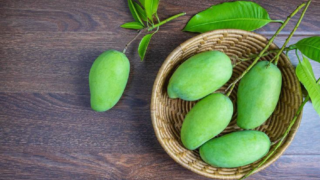 ಮಾವಿನ ಕಾಯಿಯನ್ನು ನಿಮ್ಮ ಅಡುಗೆಯಲ್ಲಿ ಬಳಸುವುದರಿಂದ ಇದು ಹುಳಿಯೊಂದಿಗೆ ಉತ್ತಮ ರುಚಿಯನ್ನು ನೀಡುತ್ತದೆ. ಇದು ನಿಮಗೆ ಆಹಾರದಲ್ಲಿ ಟೊಮೆಟೋಕ್ಕಿಂತ ಹೆಚ್ಚಿನ ರುಚಿಯನ್ನು ನೀಡುತ್ತದೆ.