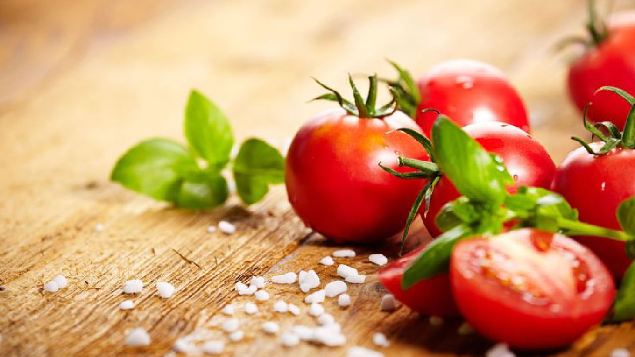 ಟೊಮೆಟೊ ಬೆಲೆ ದಿನದಿಂದ ದಿನಕ್ಕೆ ಹೆಚ್ಚಾಗುತ್ತಿದ್ದು, ಇದೀಗಾ ಕೆಲವು ರಾಜ್ಯಗಳಲ್ಲಿ ಕೆಜಿಗೆ 250 ರೂಪಾಯಿ ವರೆಗೆ ತಲುಪಿದೆ.