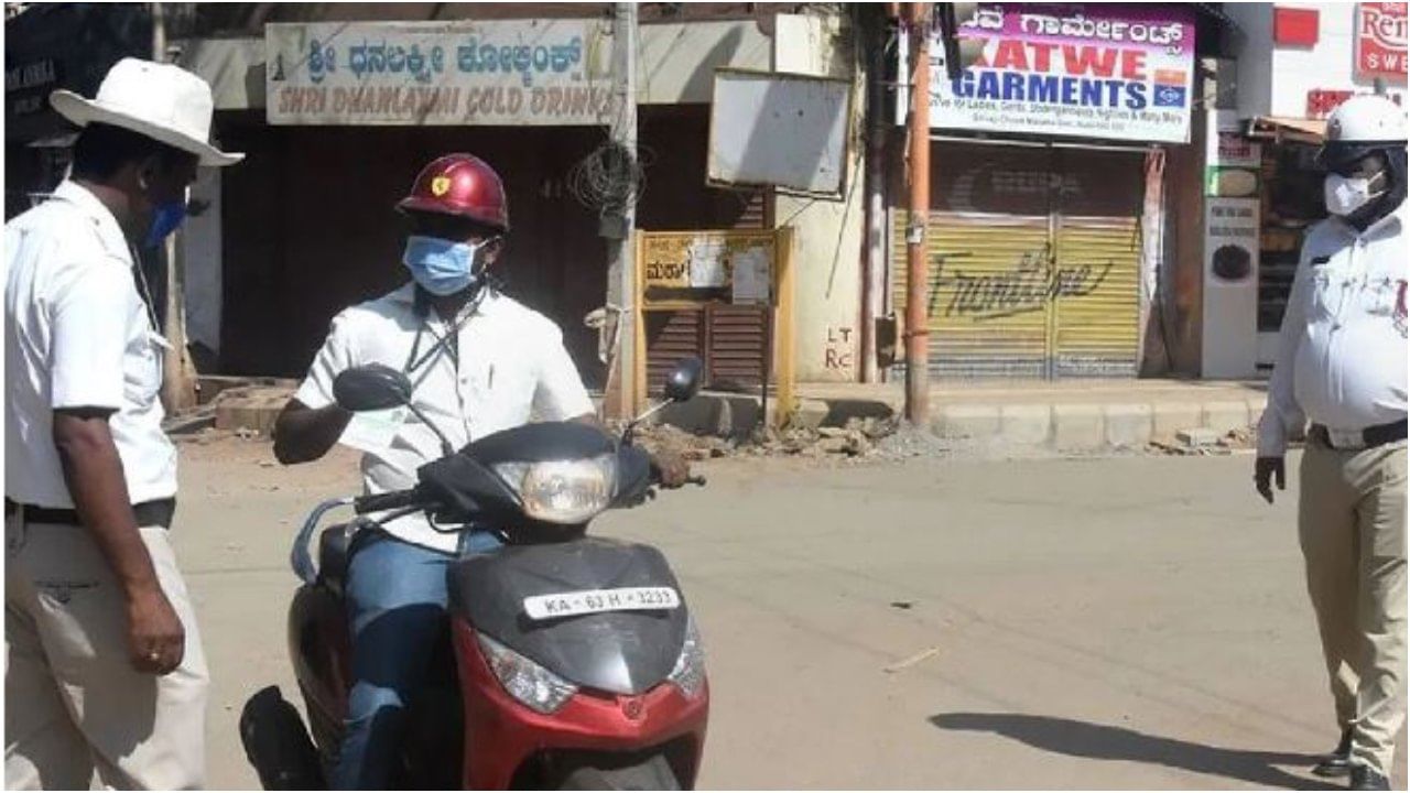 ಟ್ರಾಫಿಕ್ ಫೈನ್ಗೆ ಶೇ 50ರ ರಿಯಾಯಿತಿ; ದಂಡ ಪರಿಶೀಲಿಸುವುದು, ಪಾವತಿ ಮಾಡುವುದು ಹೇಗೆ? ಇಲ್ಲಿದೆ ಮಾಹಿತಿ ಟ್ರಾಫಿಕ್ ಫೈನ್ಗೆ ಶೇ 50ರ ರಿಯಾಯಿತಿ; ದಂಡ ಪರಿಶೀಲಿಸುವುದು, ಪಾವತಿ ಮಾಡುವುದು ಹೇಗೆ? ಇಲ್ಲಿದೆ ಮಾಹಿತಿ