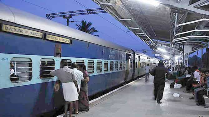 IRCTC down: ಐಆರ್​​ಸಿಟಿಸಿ ವೆಬ್‌ಸೈಟ್, ಮೊಬೈಲ್ ಅಪ್ಲಿಕೇಶನ್ ಕಾರ್ಯನಿರ್ವಹಿಸುತ್ತಿಲ್ಲ; ಆನ್‌ಲೈನ್‌ನಲ್ಲಿ ರೈಲು ಟಿಕೆಟ್‌ ಬುಕ್ ಮಾಡುವುದು ಹೇಗೆ?
