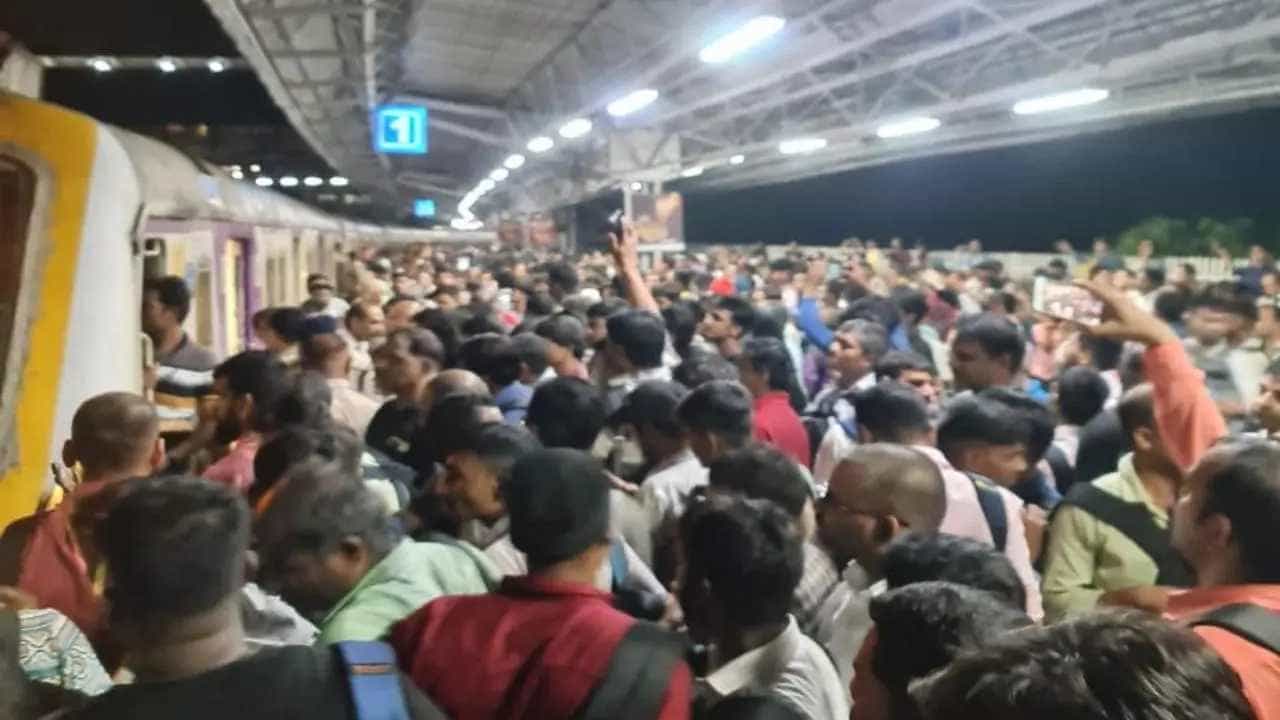 Mumbai: ಮುಂಬ್ರಾ ನಿಲ್ದಾಣದಲ್ಲಿ ಟ್ರ್ಯಾಕ್ ಬಿಟ್ಟು ಪ್ಲಾಟ್ಫಾರಂಗೆ ಗುದ್ದಿದ ರೈಲು Mumbai: ಮುಂಬ್ರಾ ನಿಲ್ದಾಣದಲ್ಲಿ ಟ್ರ್ಯಾಕ್ ಬಿಟ್ಟು ಪ್ಲಾಟ್ಫಾರಂಗೆ ಗುದ್ದಿದ ರೈಲು