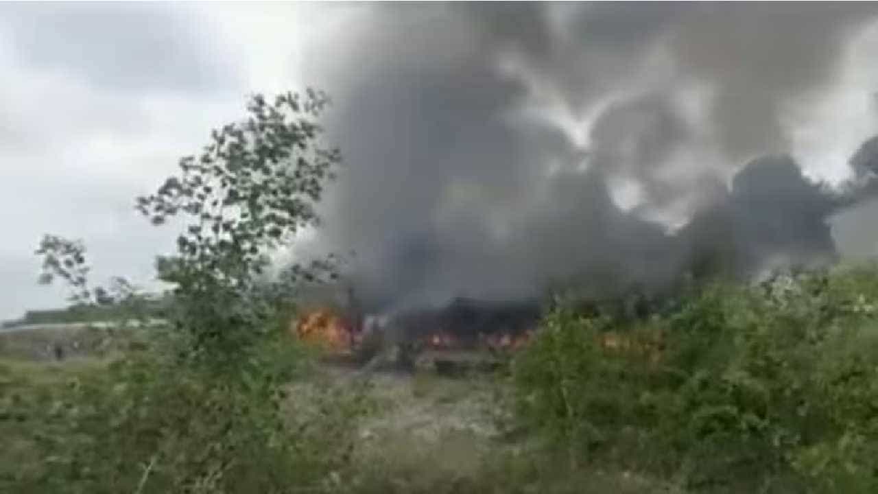 Telangana: ಫಲಕ್ನುಮಾ ಎಕ್ಸ್ಪ್ರೆಸ್ ರೈಲಿನಲ್ಲಿ ಕಾಣಿಸಿಕೊಂಡ ಬೆಂಕಿ, ಹೊತ್ತಿ ಉರಿದ 3 ಬೋಗಿಗಳು Telangana: ಫಲಕ್ನುಮಾ ಎಕ್ಸ್ಪ್ರೆಸ್ ರೈಲಿನಲ್ಲಿ ಕಾಣಿಸಿಕೊಂಡ ಬೆಂಕಿ, ಹೊತ್ತಿ ಉರಿದ 3 ಬೋಗಿಗಳು