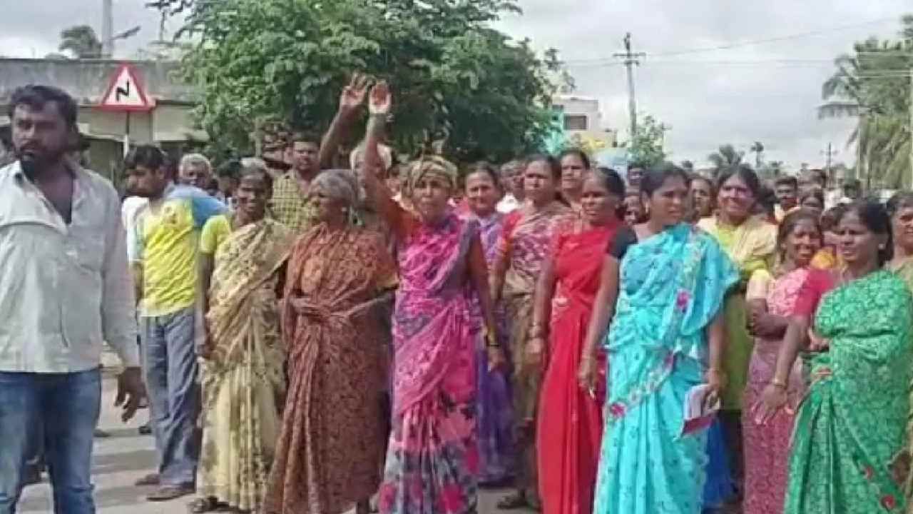 Tumakuru: ಮಸೀದಿ ಪಕ್ಕದಲ್ಲಿರುವ ಕರಗಲಮ್ಮ ದೇವಿ ಪೂಜೆಗೆ ಮುಸ್ಲಿಮರ ವಿರೋಧ: ಗ್ರಾಮದಲ್ಲಿ ಬಿಗುವಿನ ವಾತಾವರಣ Tumakuru: ಮಸೀದಿ ಪಕ್ಕದಲ್ಲಿರುವ ಕರಗಲಮ್ಮ ದೇವಿ ಪೂಜೆಗೆ ಮುಸ್ಲಿಮರ ವಿರೋಧ: ಗ್ರಾಮದಲ್ಲಿ ಬಿಗುವಿನ ವಾತಾವರಣ