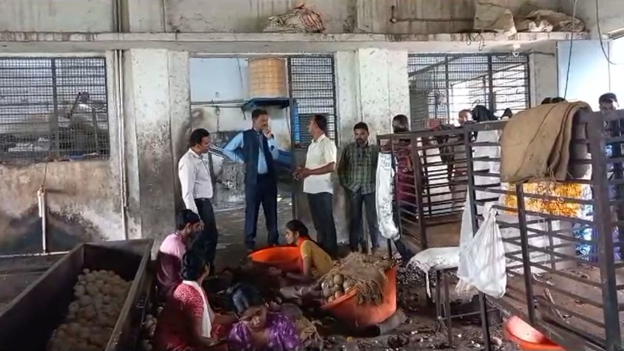 Tumkur News: ತೆಂಗಿನಕಾಯಿ ಕಾರ್ಖಾನೆಗಳ ಮೇಲೆ ದಿಢೀರ್ ದಾಳಿ: 10ಕ್ಕೂ ಹೆಚ್ಚು ಬಾಲಕಾರ್ಮಿಕರ ರಕ್ಷಣೆ Tumkur News: ತೆಂಗಿನಕಾಯಿ ಕಾರ್ಖಾನೆಗಳ ಮೇಲೆ ದಿಢೀರ್ ದಾಳಿ: 10ಕ್ಕೂ ಹೆಚ್ಚು ಬಾಲಕಾರ್ಮಿಕರ ರಕ್ಷಣೆ