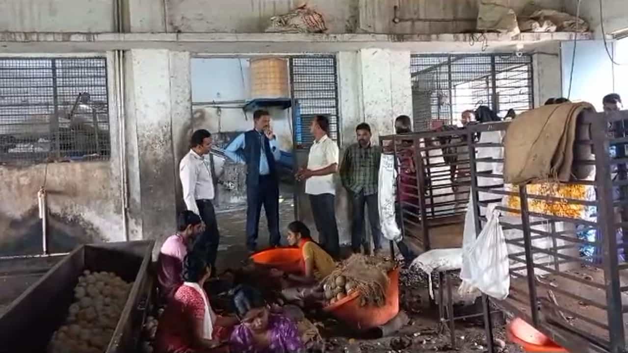 Tumkur News: ತೆಂಗಿನಕಾಯಿ ಕಾರ್ಖಾನೆಗಳ ಮೇಲೆ ದಿಢೀರ್ ದಾಳಿ: 10ಕ್ಕೂ ಹೆಚ್ಚು ಬಾಲಕಾರ್ಮಿಕರ ರಕ್ಷಣೆ Tumkur News: ತೆಂಗಿನಕಾಯಿ ಕಾರ್ಖಾನೆಗಳ ಮೇಲೆ ದಿಢೀರ್ ದಾಳಿ: 10ಕ್ಕೂ ಹೆಚ್ಚು ಬಾಲಕಾರ್ಮಿಕರ ರಕ್ಷಣೆ