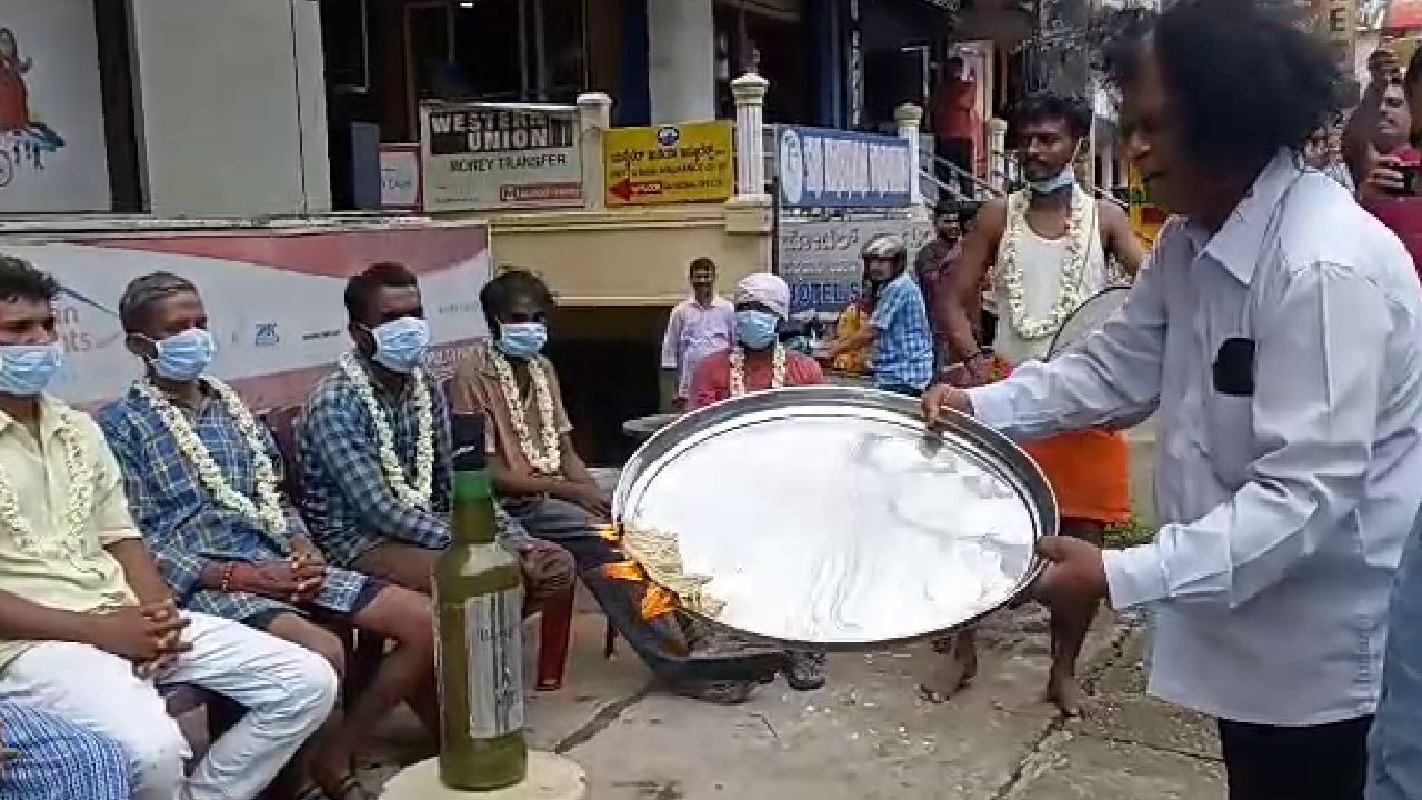 ಬೆಳಿಗ್ಗೆ ನೈಂಟಿ, ಸಂಜೆ ನೈಂಟಿ ಫ್ರೀ ಕೊಡಿ, ಇಲ್ಲ ಸಾರಾಯಿ ಬಂದ್ ಮಾಡಿ; ವಿನೂತನ ಪ್ರತಿಭಟನೆ ಮೂಲಕ ಸರ್ಕಾರಕ್ಕೆ ಮದ್ಯಪ್ರಿಯರ ಮನವಿ ಬೆಳಿಗ್ಗೆ ನೈಂಟಿ, ಸಂಜೆ ನೈಂಟಿ ಫ್ರೀ ಕೊಡಿ, ಇಲ್ಲ ಸಾರಾಯಿ ಬಂದ್ ಮಾಡಿ; ವಿನೂತನ ಪ್ರತಿಭಟನೆ ಮೂಲಕ ಸರ್ಕಾರಕ್ಕೆ ಮದ್ಯಪ್ರಿಯರ ಮನವಿ