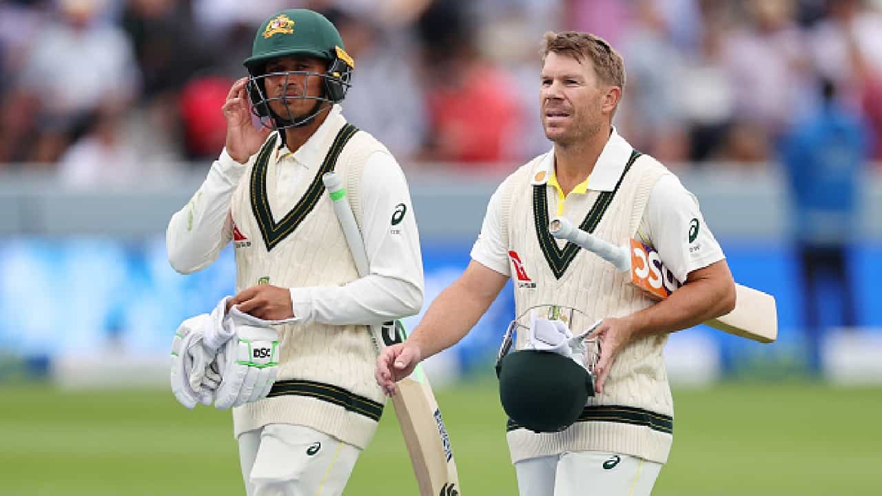 Ashes 2023: ಲಂಡನ್ನ ಕೆನ್ನಿಂಗ್ಟನ್ ಓವಲ್ ಮೈದಾನದಲ್ಲಿ ನಡೆಯುತ್ತಿರುವ ಆ್ಯಶಸ್ ಸರಣಿಯ ಕಡೆಯ ಪಂದ್ಯದಲ್ಲಿ ಆಸ್ಟ್ರೇಲಿಯಾ ಆರಂಭಿಕರು ಭರ್ಜರಿ ಬ್ಯಾಟಿಂಗ್ ಪ್ರದರ್ಶಿಸಿದ್ದಾರೆ. ದ್ವಿತೀಯ ಇನಿಂಗ್ಸ್ನಲ್ಲಿ ಇಂಗ್ಲೆಂಡ್ ನೀಡಿದ 384 ರನ್ಗಳ ಗುರಿಯನ್ನು ಬೆನ್ನತ್ತಿದ ಆಸ್ಟ್ರೇಲಿಯಾ ಪರ ಡೇವಿಡ್ ವಾರ್ನರ್ ಹಾಗೂ ಉಸ್ಮಾನ್ ಖ್ವಾಜಾ ಶತಕದ ಜೊತೆಯಾಟವಾಡಿದರು.