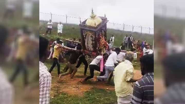 Chikkaballapura News: ಮೆರವಣಿಗೆ ವೇಳೆ ಆಯತಪ್ಪಿದ ಉತ್ಸವ ಮೂರ್ತಿ ಹೊತ್ತ ಜನರು; ನೆಲಕ್ಕೆ ಬಿದ್ದ ಪಿಳ್ಳೆಕಮ್ಮ ದೇವರು Chikkaballapura News: ಮೆರವಣಿಗೆ ವೇಳೆ ಆಯತಪ್ಪಿದ ಉತ್ಸವ ಮೂರ್ತಿ ಹೊತ್ತ ಜನರು; ನೆಲಕ್ಕೆ ಬಿದ್ದ ಪಿಳ್ಳೆಕಮ್ಮ ದೇವರು