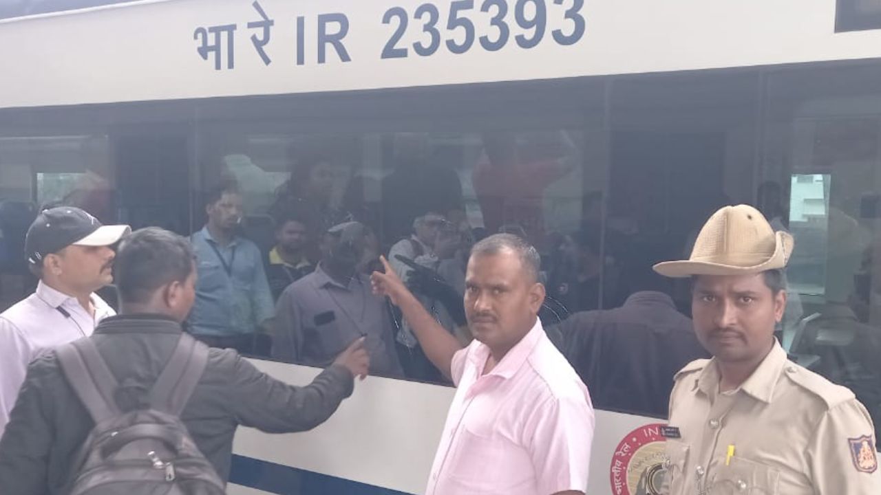 Vande Bharat Express: ಚಿಕ್ಕಮಗಳೂರಿನಲ್ಲೂ ವಂದೇ ಭಾರತ್ ರೈಲಿಗೆ ಮತ್ತೆ ಕಲ್ಲೇಟು: ಸ್ಥಳಕ್ಕೆ ಪೊಲೀಸರ ಭೇಟಿ