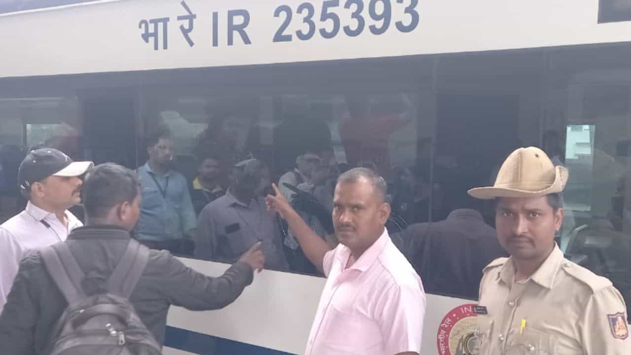 Vande Bharat Express: ಚಿಕ್ಕಮಗಳೂರಿನಲ್ಲೂ ವಂದೇ ಭಾರತ್ ರೈಲಿಗೆ ಮತ್ತೆ ಕಲ್ಲೇಟು: ಸ್ಥಳಕ್ಕೆ ಪೊಲೀಸರ ಭೇಟಿ Vande Bharat Express: ಚಿಕ್ಕಮಗಳೂರಿನಲ್ಲೂ ವಂದೇ ಭಾರತ್ ರೈಲಿಗೆ ಮತ್ತೆ ಕಲ್ಲೇಟು: ಸ್ಥಳಕ್ಕೆ ಪೊಲೀಸರ ಭೇಟಿ