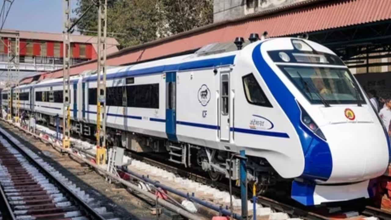 ವಂದೇ ಭಾರತ್ ರೈಲು ಸೇರಿದಂತೆ ಹಲವು ಎಸಿ ರೈಲುಗಳ ಟಿಕೆಟ್ ದರ ಇಳಿಕೆ