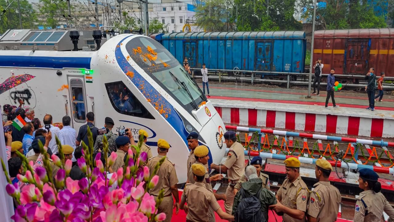 Narendra Modi in Gorakhpur even heavy rain couldn’t stop people from coming on the roads to welcome PM