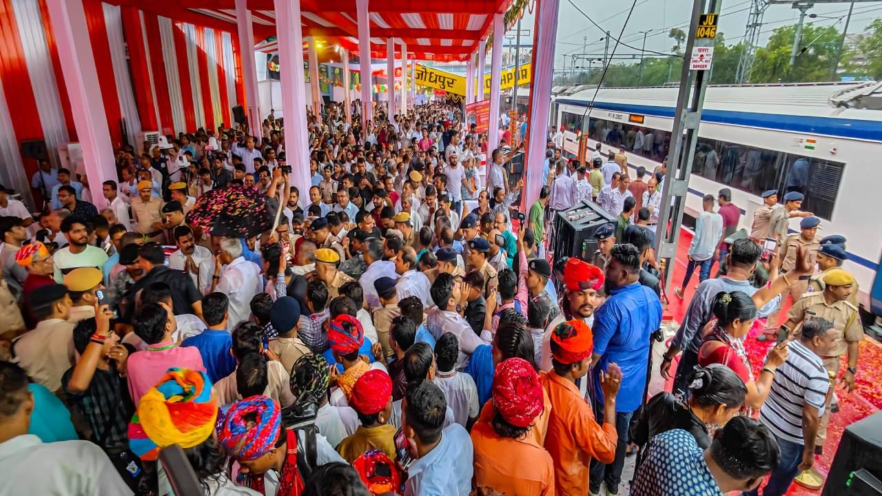 Narendra Modi in Gorakhpur even heavy rain couldn’t stop people from coming on the roads to welcome PM