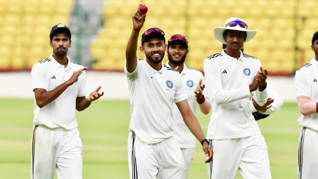 Duleep Trophy 2023: ಕನ್ನಡಿಗನ ಮಿಂಚಿನ ದಾಳಿಗೆ ತತ್ತರಿಸಿದ ಉತ್ತರ ವಲಯ ತಂಡ Duleep Trophy 2023: ಕನ್ನಡಿಗನ ಮಿಂಚಿನ ದಾಳಿಗೆ ತತ್ತರಿಸಿದ ಉತ್ತರ ವಲಯ ತಂಡ