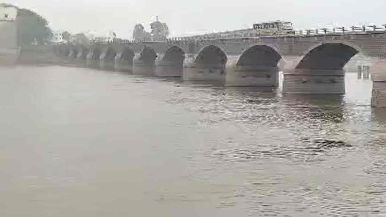 ಮಹಾರಾಷ್ಟ್ರದಲ್ಲಿ ಮಳೆ, ಕರ್ನಾಟಕಕ್ಕೆ ಮತ್ತೆ ನೀರು ಬಿಡುಗಡೆ: ಕೃಷ್ಣಾ ನದಿಗೆ ಹರಿದು ಬಂತು 4200 ಕ್ಯೂಸೆಕ್ ನೀರು ಮಹಾರಾಷ್ಟ್ರದಲ್ಲಿ ಮಳೆ, ಕರ್ನಾಟಕಕ್ಕೆ ಮತ್ತೆ ನೀರು ಬಿಡುಗಡೆ: ಕೃಷ್ಣಾ ನದಿಗೆ ಹರಿದು ಬಂತು 4200 ಕ್ಯೂಸೆಕ್ ನೀರು