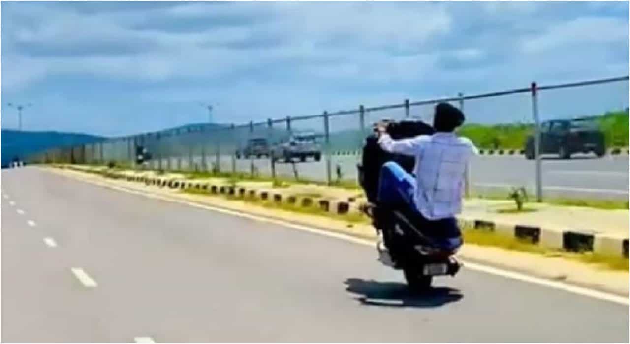 Mysuru News: ಮೈಸೂರಿನಲ್ಲಿ ಮುಂದುವರಿದ ಪುಂಡರ ಅಟ್ಟಹಾಸ; ವಿವಿಧ ರಸ್ತೆಗಳಲ್ಲಿ ಪುಂಡು ಪೋಕರಿಗಳಿಂದ ಬೈಕ್ ವ್ಹೀಲಿಂಗ್ Mysuru News: ಮೈಸೂರಿನಲ್ಲಿ ಮುಂದುವರಿದ ಪುಂಡರ ಅಟ್ಟಹಾಸ; ವಿವಿಧ ರಸ್ತೆಗಳಲ್ಲಿ ಪುಂಡು ಪೋಕರಿಗಳಿಂದ ಬೈಕ್ ವ್ಹೀಲಿಂಗ್