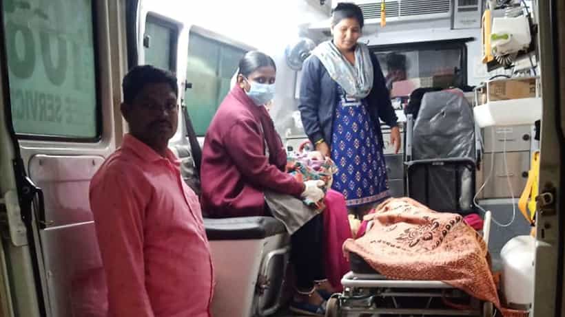 ದೇವನಹಳ್ಳಿ: ಆ್ಯಂಬುಲೆನ್ಸ್ನಲ್ಲಿ ಮಗುವಿಗೆ ಜನ್ಮ ನೀಡಿದ ಮಹಿಳೆ, ಸಿಬ್ಬಂದಿ ಕಾರ್ಯಕ್ಕೆ ಮೆಚ್ಚುಗೆ