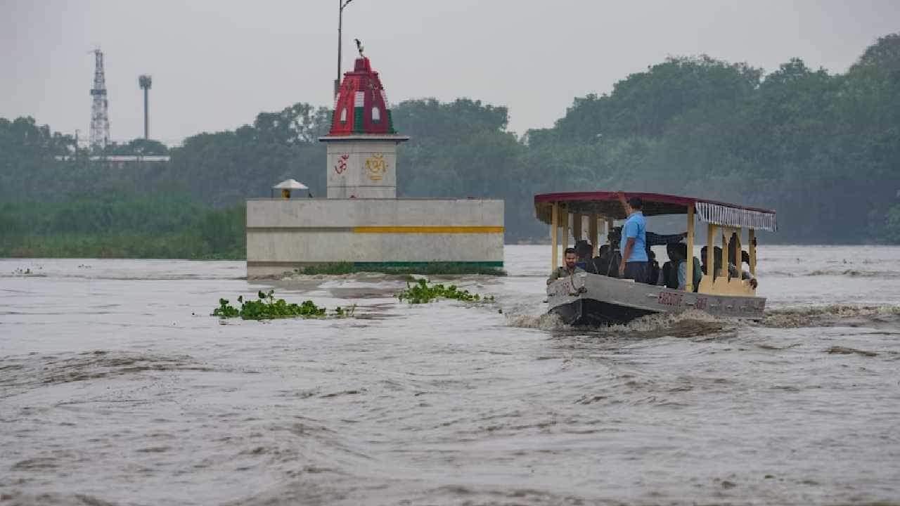 Delhi Rain: ಯಮುನಾ ನದಿ ನೀರಿನ ಮಟ್ಟ ಮತ್ತಷ್ಟು ಏರಿಕೆ, ಸಿಎಂ ಅರವಿಂದ್ ಕೇಜ್ರಿವಾಲ್ ಮನೆಯವರೆಗೂ ಬಂತು ನೀರು Delhi Rain: ಯಮುನಾ ನದಿ ನೀರಿನ ಮಟ್ಟ ಮತ್ತಷ್ಟು ಏರಿಕೆ, ಸಿಎಂ ಅರವಿಂದ್ ಕೇಜ್ರಿವಾಲ್ ಮನೆಯವರೆಗೂ ಬಂತು ನೀರು