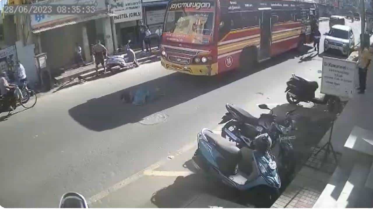 Viral Video: ಬಸ್ಸಿಗೆ ಹಾಯ್ದು ಆತ್ಮಹತ್ಯೆ ಮಾಡಿಕೊಂಡ ಮಹಿಳೆಯ ವಿಡಿಯೋ ವೈರಲ್ Viral Video: ಬಸ್ಸಿಗೆ ಹಾಯ್ದು ಆತ್ಮಹತ್ಯೆ ಮಾಡಿಕೊಂಡ ಮಹಿಳೆಯ ವಿಡಿಯೋ ವೈರಲ್