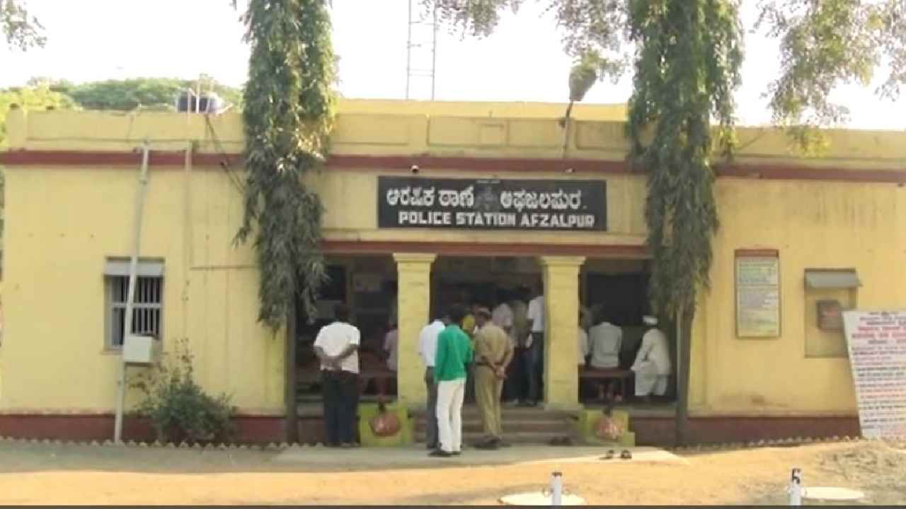 Kalaburagi News: ಬಂಧಿಸಲು ಹೋದಾಗ PSI ಪಿಸ್ತೂಲ್ ಕಸಿದುಕೊಂಡು ಪರಾರಿಯಾದ ಕುಖ್ಯಾತ ಕಳ್ಳ Kalaburagi News: ಬಂಧಿಸಲು ಹೋದಾಗ PSI ಪಿಸ್ತೂಲ್ ಕಸಿದುಕೊಂಡು ಪರಾರಿಯಾದ ಕುಖ್ಯಾತ ಕಳ್ಳ