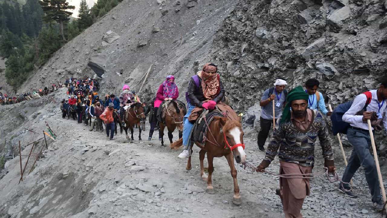 Amarnath Yatra: ಇಂದಿನಿಂದ ಅಮರನಾಥ ಯಾತ್ರೆ ಶುರು, ಮೊದಲ ಬ್ಯಾಚ್ನಲ್ಲಿ ಯಾತ್ರೆಗೆ ಹೊರಟ 3,400 ಭಕ್ತರು Amarnath Yatra: ಇಂದಿನಿಂದ ಅಮರನಾಥ ಯಾತ್ರೆ ಶುರು, ಮೊದಲ ಬ್ಯಾಚ್ನಲ್ಲಿ ಯಾತ್ರೆಗೆ ಹೊರಟ 3,400 ಭಕ್ತರು