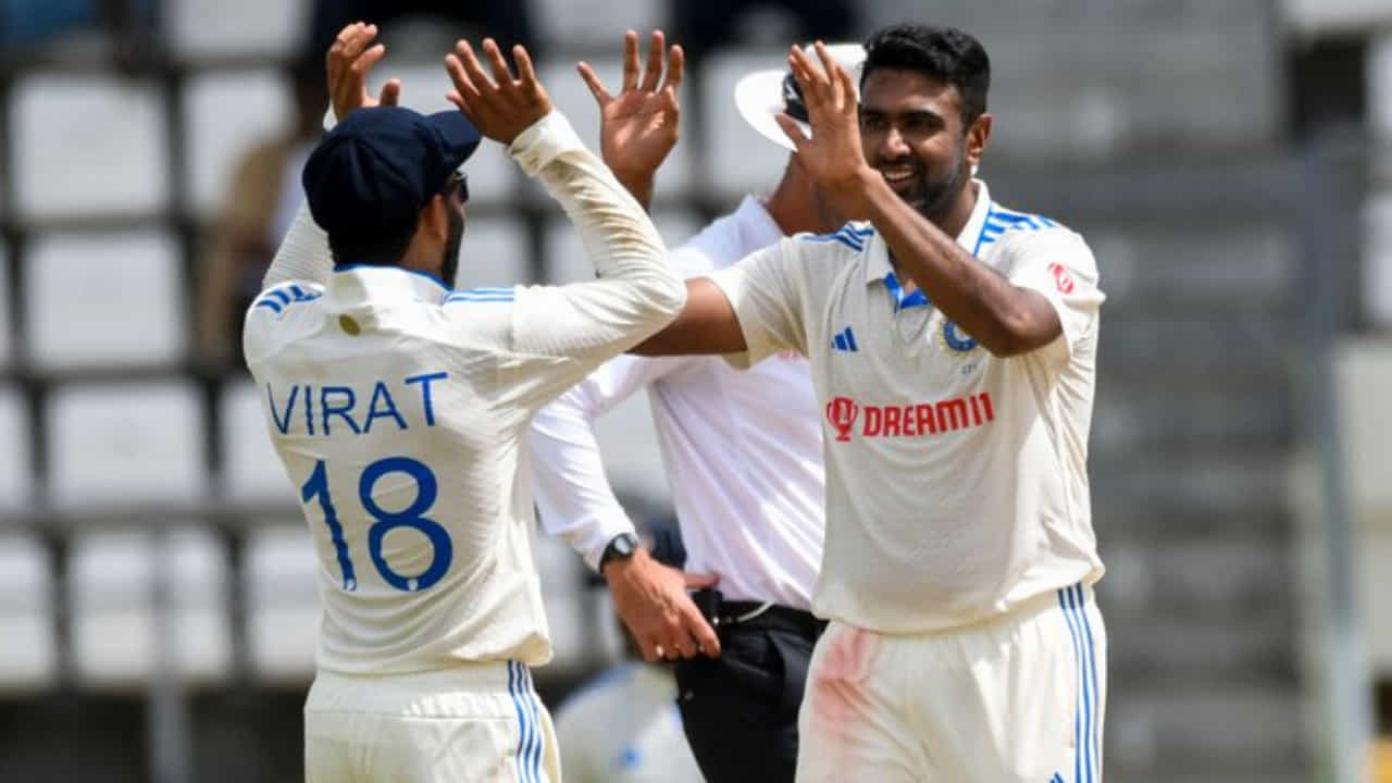 ವೆಸ್ಟ್ ಇಂಡೀಸ್ ವಿರುದ್ಧದ ಕೊನೆಯ ಟೆಸ್ಟ್ ಪಂದ್ಯ ಇಂದು ಮುಕ್ತಾಯಗೊಳ್ಳಲಿದೆ. ಪಂದ್ಯದಲ್ಲಿ ಹಿಡಿತ ಸಾಧಿಸಿರುವ ಭಾರತ, ಸರಣಿಯನ್ನು ತನ್ನದಾಗಿಸಿಕೊಳ್ಳುವ ತವಕದಲ್ಲಿದೆ. ಭಾರತ ಗೆಲ್ಲಬೇಕೆಂದರೆ ವಿಂಡೀಸ್ ಪಾಳಯದ 8 ವಿಕೆಟ್ಗಳನ್ನು ಉರುಳಿಸಿಬೇಕಾಗಿದೆ. ಹಾಗಾಗಿ ಗೆಲುವಿನ ಜವಬ್ದಾರಿ ತಂಡದ ವೇಗಿಗಳ ಮೇಲಿದೆ.