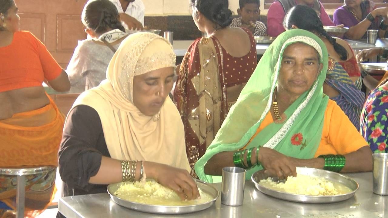 Women devotees visiting badami banashankari temple under shakti yojana free travel