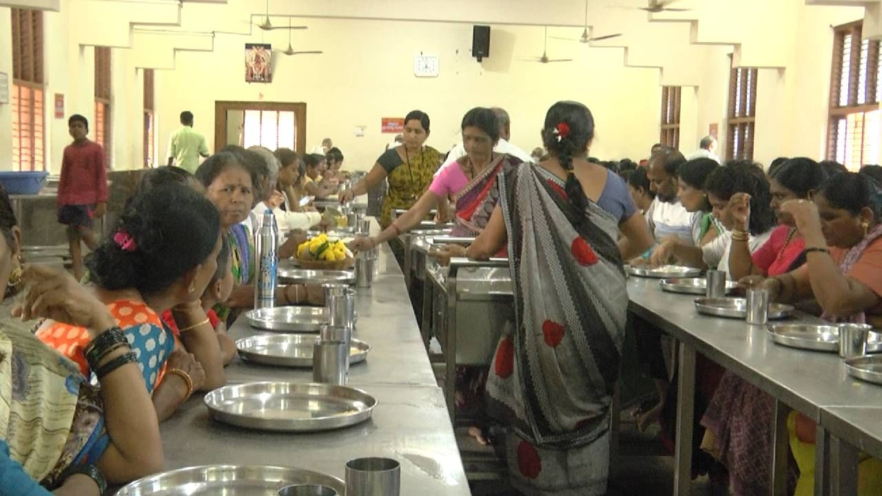 Women devotees visiting badami banashankari temple under shakti yojana free travel