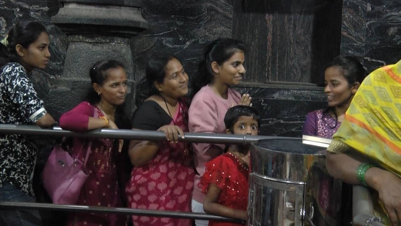 Women devotees visiting badami banashankari temple under shakti yojana free travel