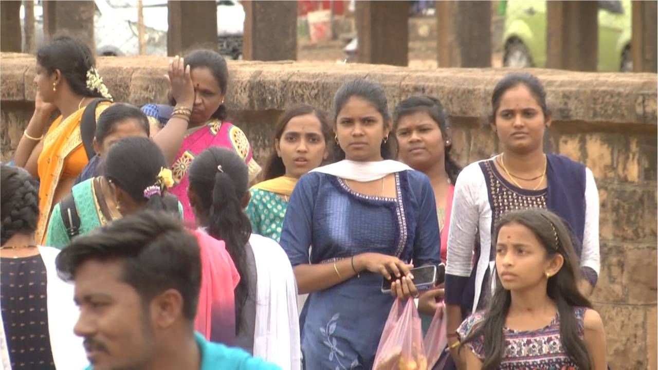 Women devotees visiting badami banashankari temple under shakti yojana free travel