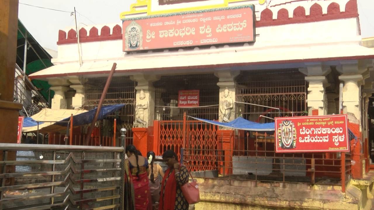 Women devotees visiting badami banashankari temple under shakti yojana free travel