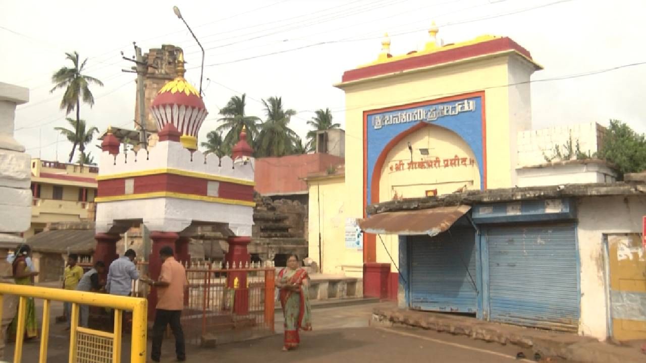 Women devotees visiting badami banashankari temple under shakti yojana free travel