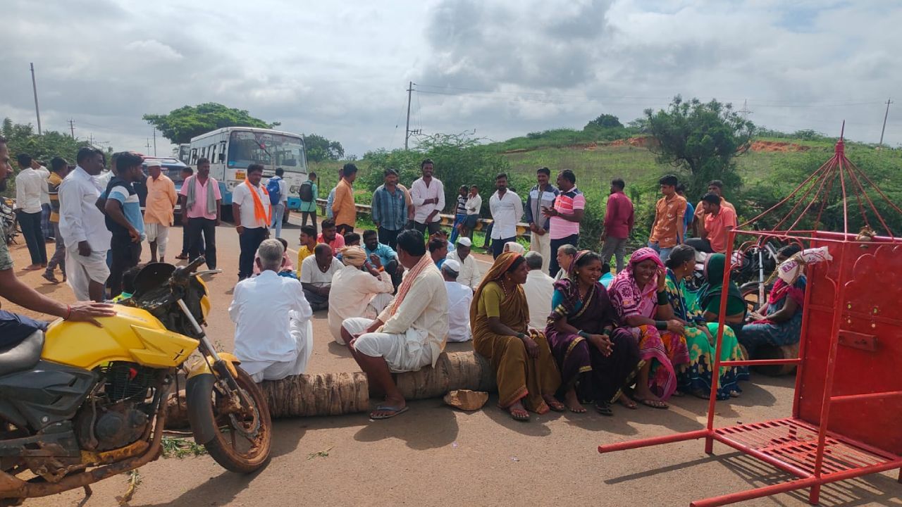 ಗ್ರಾಮಕ್ಕೆ ಖಾಯಂ ಸ್ಮಶಾನ ಬೇಕು; ರಸ್ತೆ ತಡೆದು ಬಾಗಲಕೋಟೆ ಸೀಗಿಕೇರಿ ಗ್ರಾಮಸ್ಥರ ಪ್ರತಿಭಟನೆ