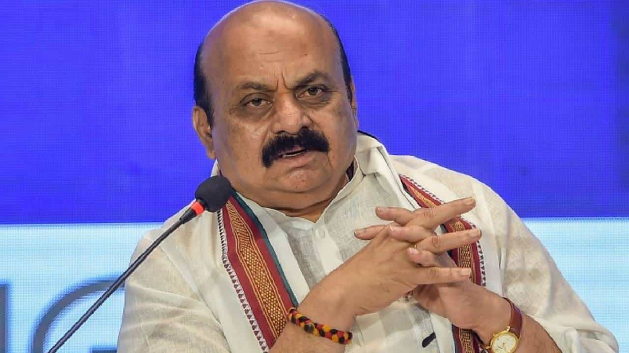 ಡಿಜೆ ಹಳ್ಳಿ-ಕೆಜಿ ಹಳ್ಳಿ ಗಲಭೆ ಆರೋಪಿಗಳ ಮೇಲಿನ ಪ್ರಕರಣಗಳನ್ನು ವಾಪಸ್ ಪಡೆಯುವಂತೆ ತನ್ವಿರ್ ಪತ್ರ: ಸರ್ಕಾರದ ವಿರುದ್ಧ ಬಿಜೆಪಿ ನಾಯಕರ ಆಕ್ರೋಶ ಡಿಜೆ ಹಳ್ಳಿ-ಕೆಜಿ ಹಳ್ಳಿ ಗಲಭೆ ಆರೋಪಿಗಳ ಮೇಲಿನ ಪ್ರಕರಣಗಳನ್ನು ವಾಪಸ್ ಪಡೆಯುವಂತೆ ತನ್ವಿರ್ ಪತ್ರ: ಸರ್ಕಾರದ ವಿರುದ್ಧ ಬಿಜೆಪಿ ನಾಯಕರ ಆಕ್ರೋಶ