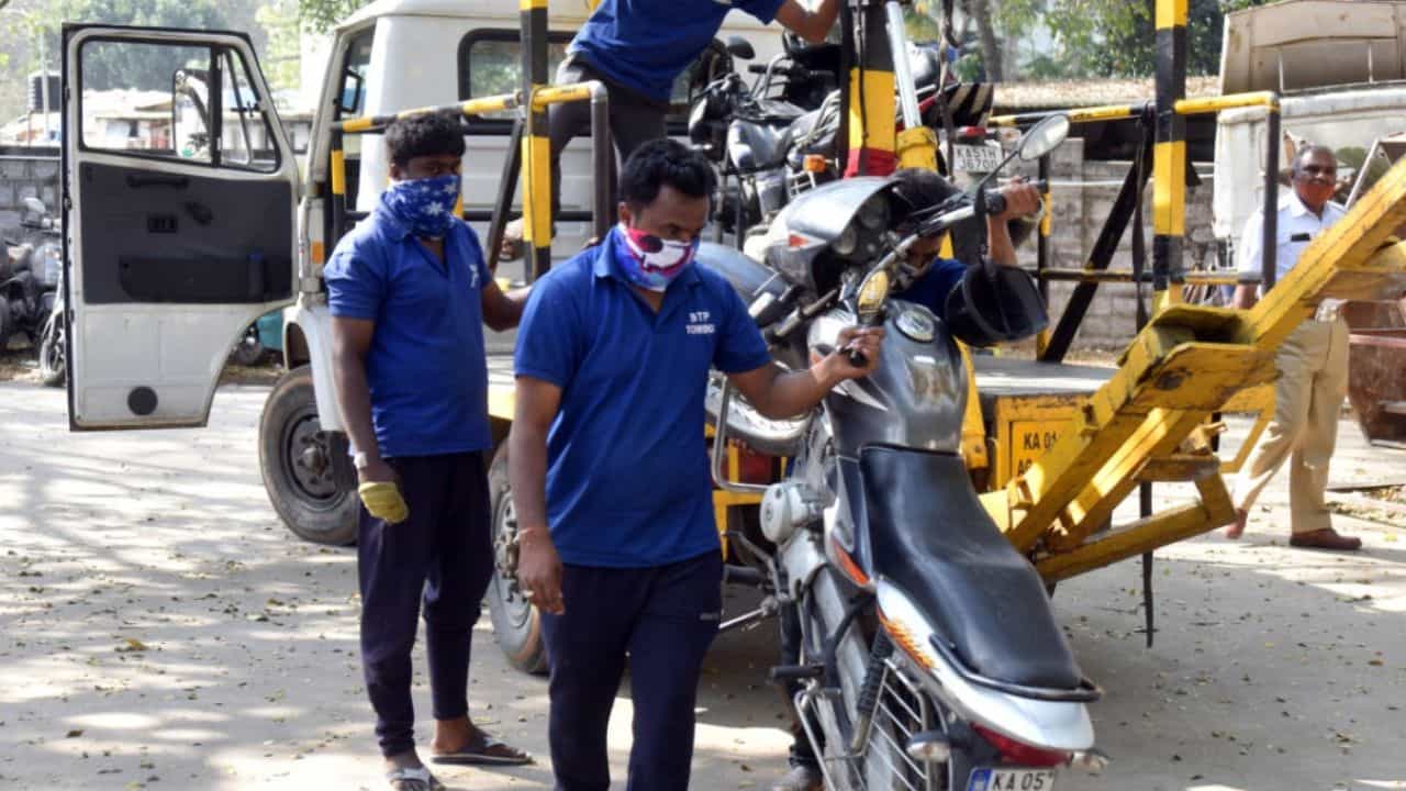 Towing of Vehicles: ಎಚ್ಚರ..ಎಚ್ಚರ.. ಬೆಂಗಳೂರಿನಲ್ಲಿ ಮತ್ತೆ ರಸ್ತೆಗೆ ಇಳಿಯಲಿವೆ ಟೋಯಿಂಗ್ ವಾಹನಗಳು Towing of Vehicles: ಎಚ್ಚರ..ಎಚ್ಚರ.. ಬೆಂಗಳೂರಿನಲ್ಲಿ ಮತ್ತೆ ರಸ್ತೆಗೆ ಇಳಿಯಲಿವೆ ಟೋಯಿಂಗ್ ವಾಹನಗಳು