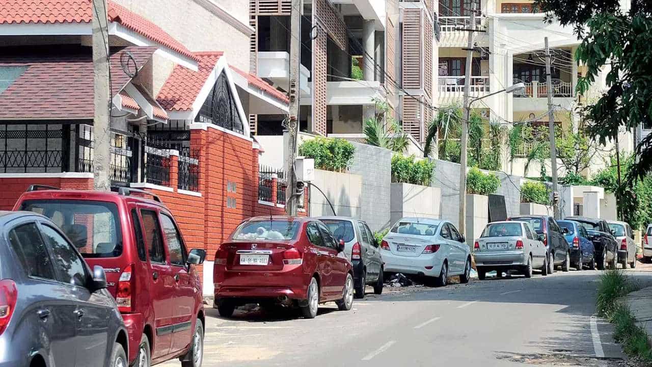 Bengaluru House Rent: ಬೆಂಗಳೂರಿಗರಿಗೆ ಪಾರ್ಕಿಂಗ್ ತಲೆನೋವು; ಪಾರ್ಕಿಂಗ್ ಇಲ್ಲದ ಮನೆಗಳ ಕೇಳೋರಿಲ್ಲವಾ? Bengaluru House Rent: ಬೆಂಗಳೂರಿಗರಿಗೆ ಪಾರ್ಕಿಂಗ್ ತಲೆನೋವು; ಪಾರ್ಕಿಂಗ್ ಇಲ್ಲದ ಮನೆಗಳ ಕೇಳೋರಿಲ್ಲವಾ?