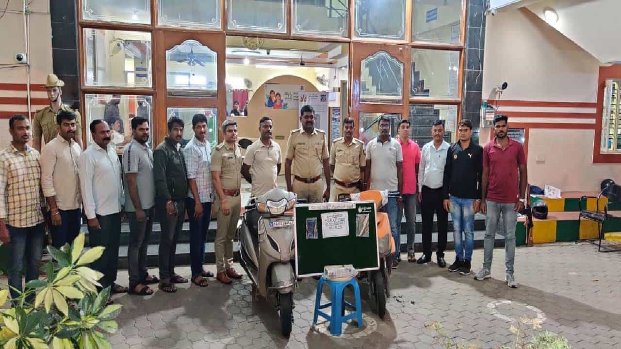 ಬೆಂಗಳೂರಿನಲ್ಲಿ ರಾತ್ರಿ ವೇಳೆ ಒಂಟಿಯಾಗಿ ಓಡಾಡುತ್ತಿದ್ದವರನ್ನು ಬೆದರಿಸಿ ಸುಲಿಗೆ, ಆರೋಪಿಗಳು ಅರೆಸ್ಟ್ ಬೆಂಗಳೂರಿನಲ್ಲಿ ರಾತ್ರಿ ವೇಳೆ ಒಂಟಿಯಾಗಿ ಓಡಾಡುತ್ತಿದ್ದವರನ್ನು ಬೆದರಿಸಿ ಸುಲಿಗೆ, ಆರೋಪಿಗಳು ಅರೆಸ್ಟ್