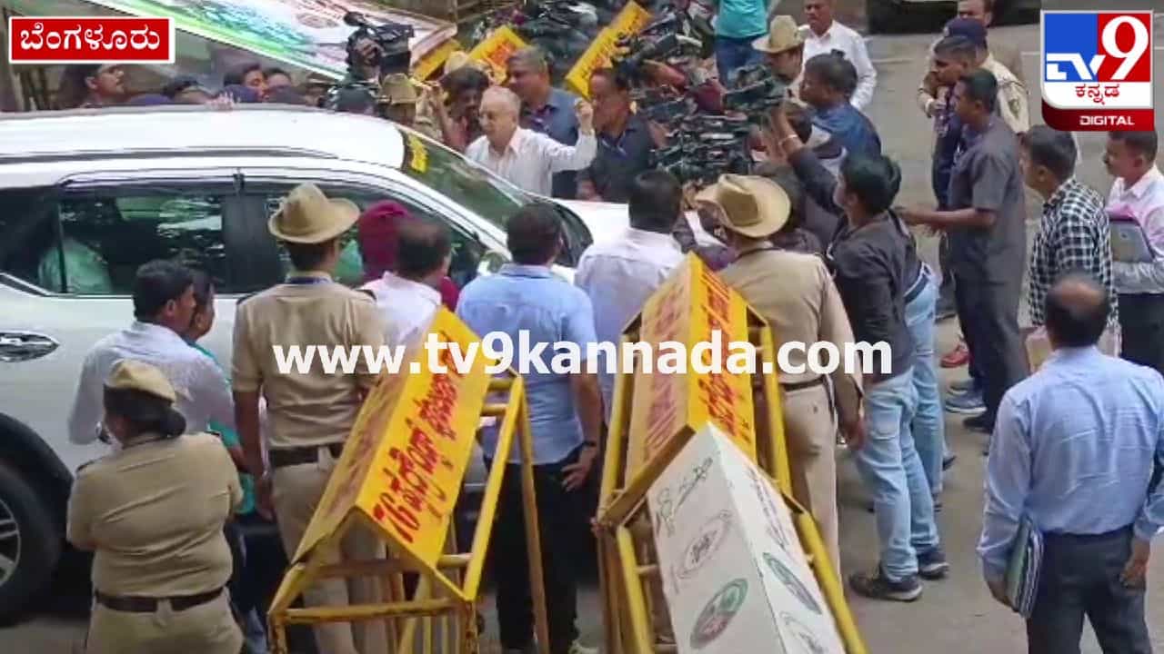 ಸಿಎಂ ನಿವಾಸದ ಬಳಿ ಕಾರು ಪಾರ್ಕಿಂಗ್ ಕಿರಿಕಿರಿ: ಅಡ್ಡಗಟ್ಟಿ ಸಿದ್ದರಾಮಯ್ಯಗೆ ದೂರು ನೀಡಿದ ಪಕ್ಕದ ಮನೆ ಮಾಲೀಕ ಸಿಎಂ ನಿವಾಸದ ಬಳಿ ಕಾರು ಪಾರ್ಕಿಂಗ್ ಕಿರಿಕಿರಿ: ಅಡ್ಡಗಟ್ಟಿ ಸಿದ್ದರಾಮಯ್ಯಗೆ ದೂರು ನೀಡಿದ ಪಕ್ಕದ ಮನೆ ಮಾಲೀಕ