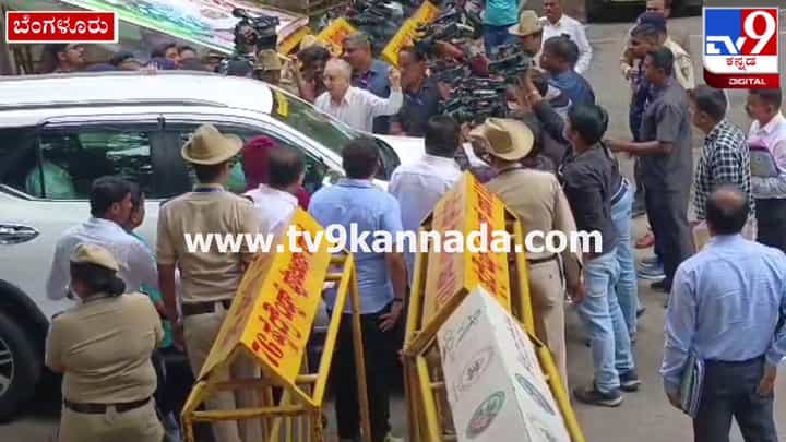 ಸಿಎಂ ನಿವಾಸದ ಬಳಿ ಕಾರು ಪಾರ್ಕಿಂಗ್ ಕಿರಿಕಿರಿ: ಅಡ್ಡಗಟ್ಟಿ ಸಿದ್ದರಾಮಯ್ಯಗೆ ದೂರು ನೀಡಿದ ಪಕ್ಕದ ಮನೆ ಮಾಲೀಕ ಸಿಎಂ ನಿವಾಸದ ಬಳಿ ಕಾರು ಪಾರ್ಕಿಂಗ್ ಕಿರಿಕಿರಿ: ಅಡ್ಡಗಟ್ಟಿ ಸಿದ್ದರಾಮಯ್ಯಗೆ ದೂರು ನೀಡಿದ ಪಕ್ಕದ ಮನೆ ಮಾಲೀಕ