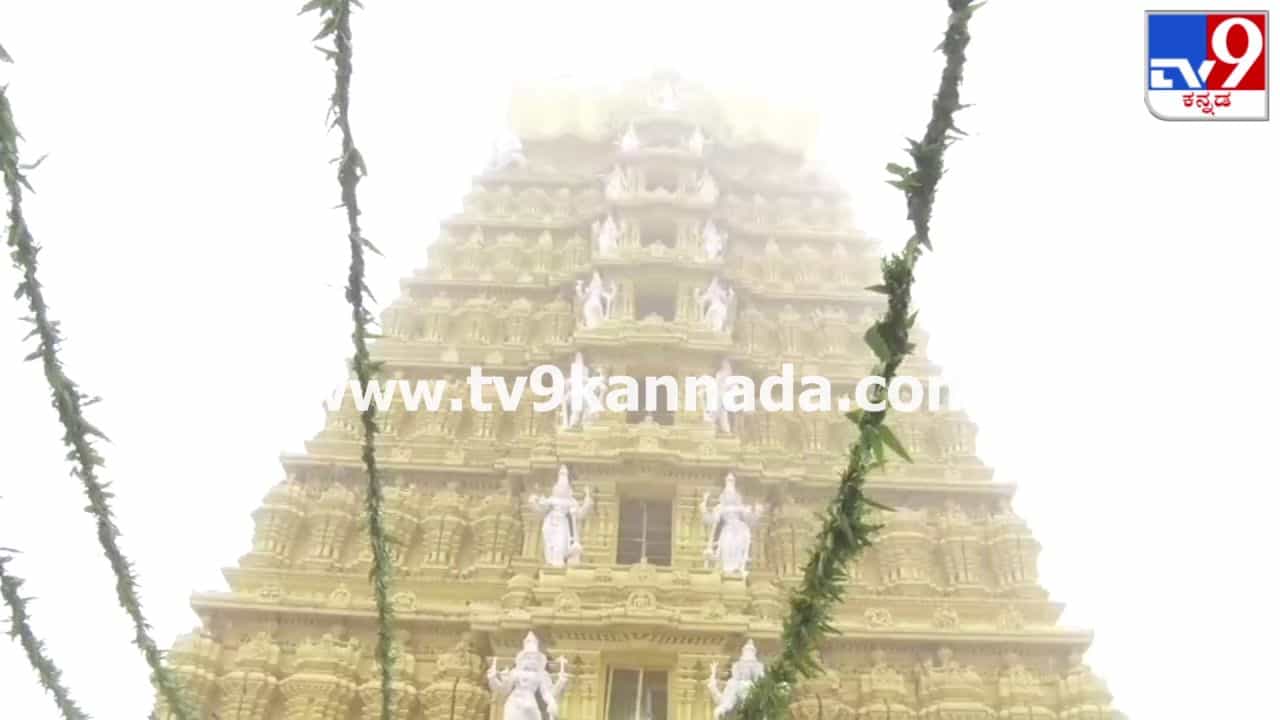 ಆಷಾಢ ಮಾಸದ 3ನೇ ಶುಕ್ರವಾರ: ಮಹಿಷಾಸುರ ಮರ್ದಿನಿ ತಾಯಿ ಚಾಮುಂಡಿ ದರ್ಶನಕ್ಕೆ ಭಕ್ತ ಸಾಗರ ಆಷಾಢ ಮಾಸದ 3ನೇ ಶುಕ್ರವಾರ: ಮಹಿಷಾಸುರ ಮರ್ದಿನಿ ತಾಯಿ ಚಾಮುಂಡಿ ದರ್ಶನಕ್ಕೆ ಭಕ್ತ ಸಾಗರ