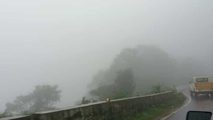 Charmadi Ghat: ಚಾರ್ಮಾಡಿ ಘಾಟ್ನಲ್ಲಿ ದಟ್ಟ ಮಂಜು, ರಸ್ತೆ ಕಾಣದೆ ಸವಾರರು ಕಂಗಾಲು Charmadi Ghat: ಚಾರ್ಮಾಡಿ ಘಾಟ್ನಲ್ಲಿ ದಟ್ಟ ಮಂಜು, ರಸ್ತೆ ಕಾಣದೆ ಸವಾರರು ಕಂಗಾಲು