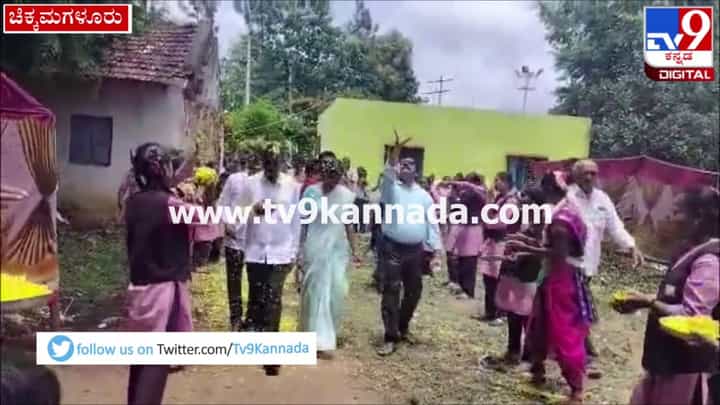 ಹಬ್ಬದ ಸಂಭ್ರಮ, ಹೂ ಮಳೆ; ಒಂದೇ ಶಾಲೆಯಲ್ಲಿ 23 ವರ್ಷ ಸೇವೆ ಸಲ್ಲಿಸಿ ನಿವೃತ್ತಿಯಾದ ಶಿಕ್ಷಕನಿಗೆ ವಿಶೇಷ ಬೀಳ್ಕೊಡಿಗೆ ಹಬ್ಬದ ಸಂಭ್ರಮ, ಹೂ ಮಳೆ; ಒಂದೇ ಶಾಲೆಯಲ್ಲಿ 23 ವರ್ಷ ಸೇವೆ ಸಲ್ಲಿಸಿ ನಿವೃತ್ತಿಯಾದ ಶಿಕ್ಷಕನಿಗೆ ವಿಶೇಷ ಬೀಳ್ಕೊಡಿಗೆ