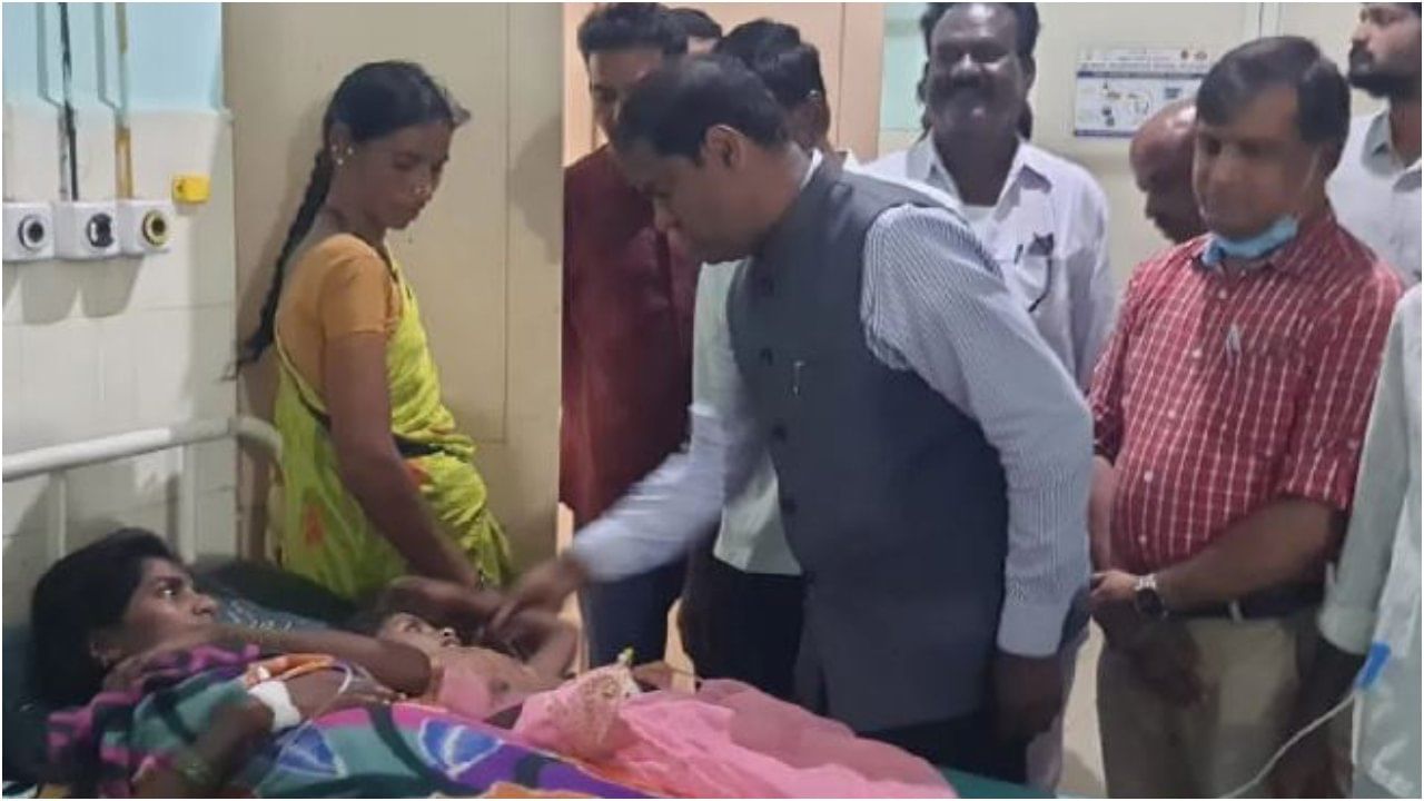Vijayanagara News: ವಿಜಯನಗರ ಬಡೇಲಡಕುವಿನಲ್ಲಿ ಕಲುಷಿತ ನೀರು ಸೇವಿಸಿ 10ಕ್ಕೂ ಹೆಚ್ಚು ಮಂದಿ ಅಸ್ವಸ್ಥ Vijayanagara News: ವಿಜಯನಗರ ಬಡೇಲಡಕುವಿನಲ್ಲಿ ಕಲುಷಿತ ನೀರು ಸೇವಿಸಿ 10ಕ್ಕೂ ಹೆಚ್ಚು ಮಂದಿ ಅಸ್ವಸ್ಥ